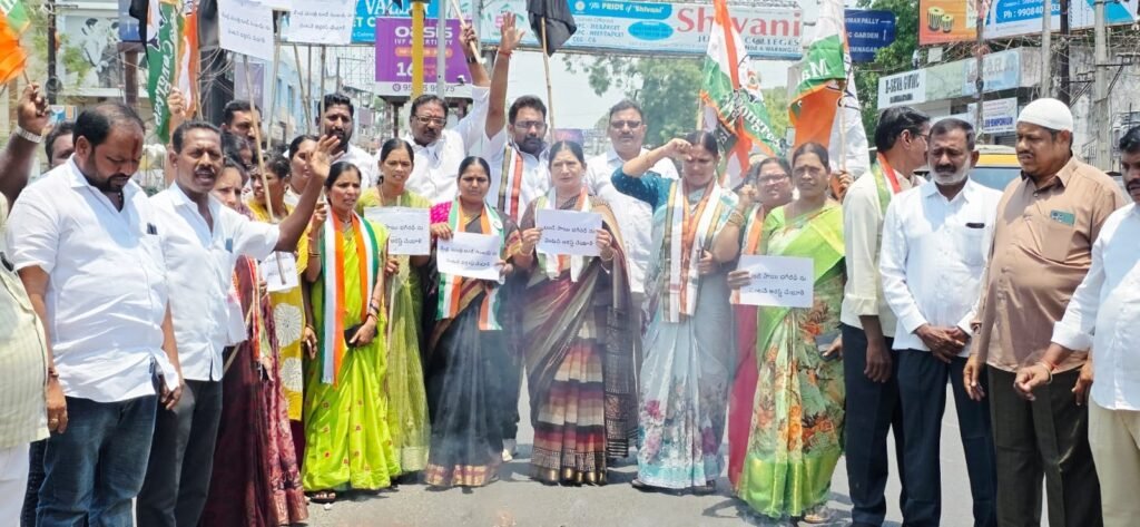 బండి సంజయ్‌ను మంత్రివర్గం నుంచి బర్తరఫ్ చేయాలి